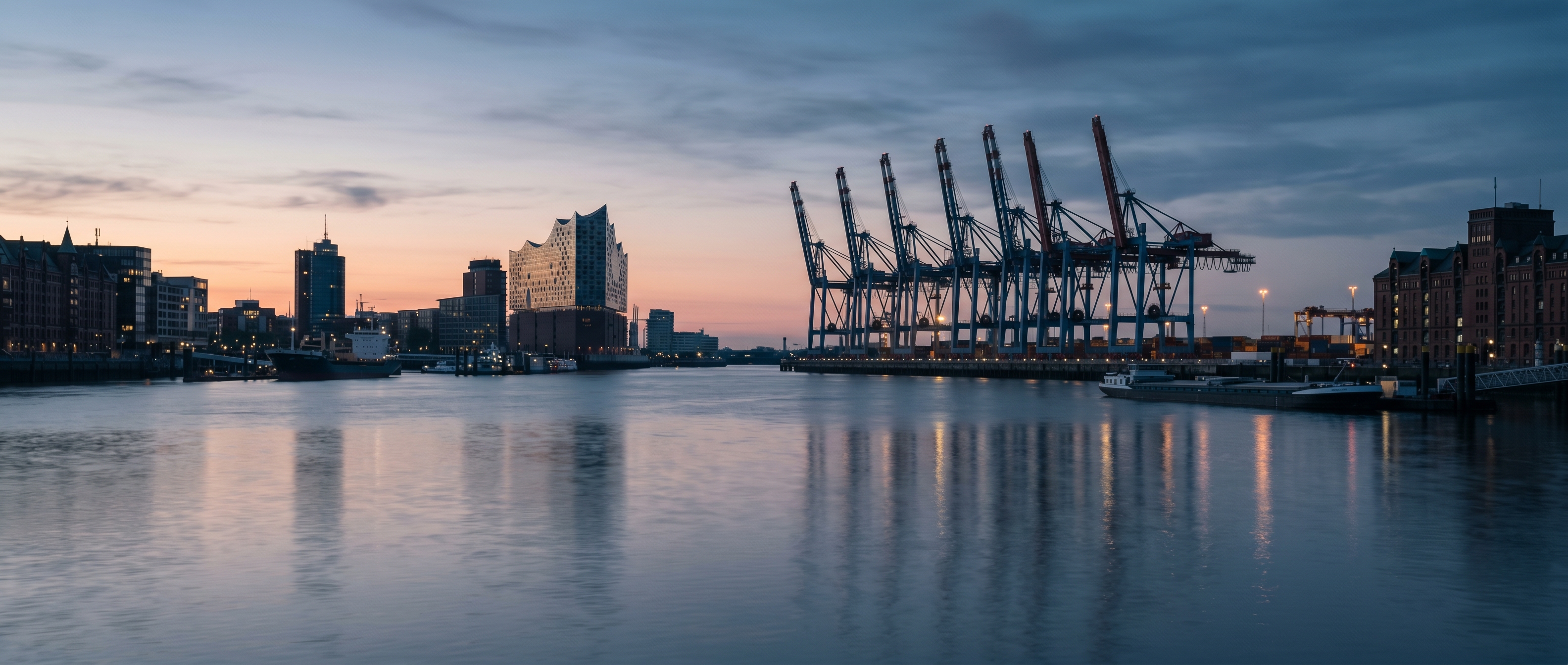 Hamburger Hafen zur blauen Stunde – Elbphilharmonie und Containerkräne
