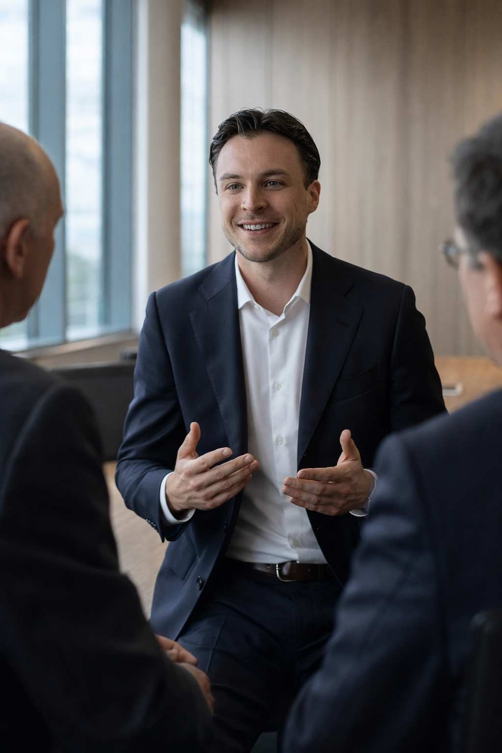 Professionelles Geschäftstreffen – vertrauensvoller Austausch unter Entscheidern